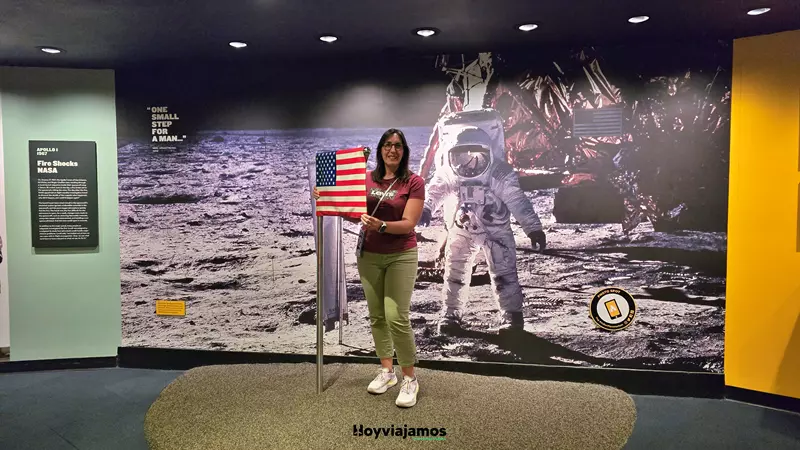 Sandra junto a una bandera estadounidense en los alrededores del Adler Planetarium de Chicago
