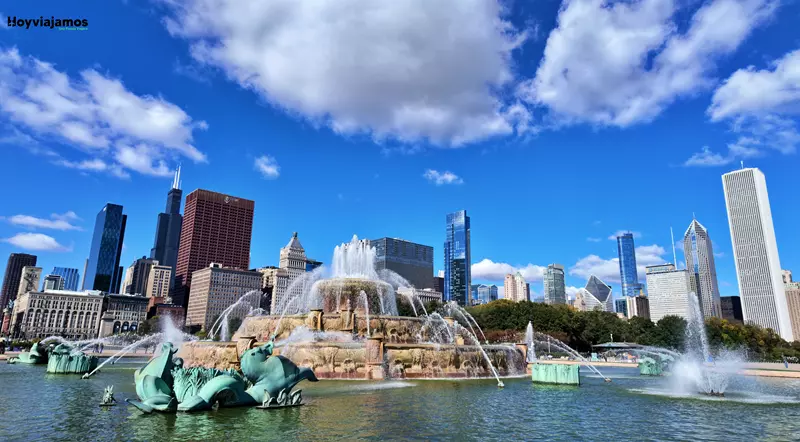 Fuente monumental Buckingham Fountain en Grant Park, Chicago, rodeada de jardines y edificios