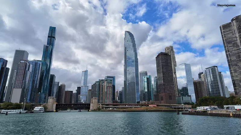Panorámica del skyline de Chicago con sus rascacielos formando el perfil urbano de la ciudad