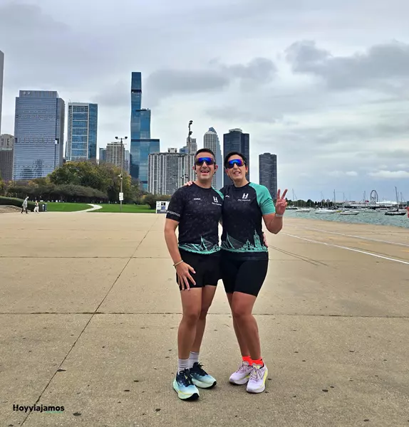 Juanvi y Sandra corriendo juntos durante su viaje a Chicago, Illinois, Estados Unidos