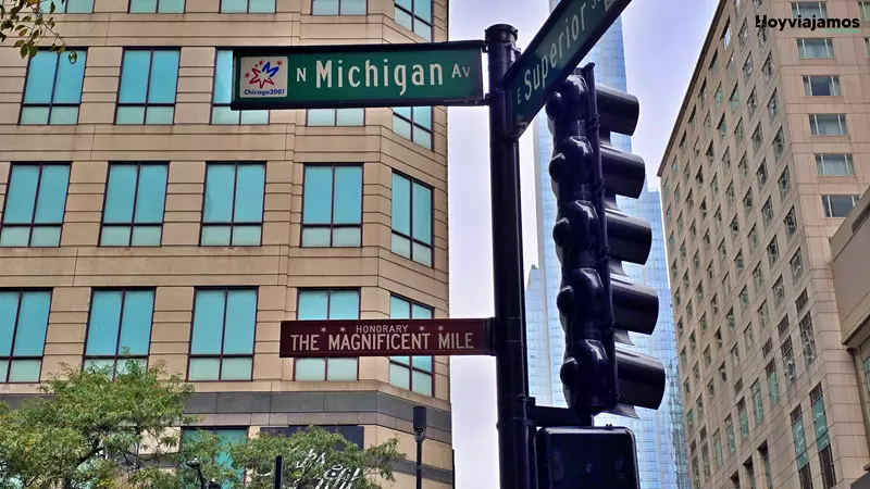 Cartel de Magnificent Mile en Michigan Avenue, una de las principales avenidas comerciales de Chicago