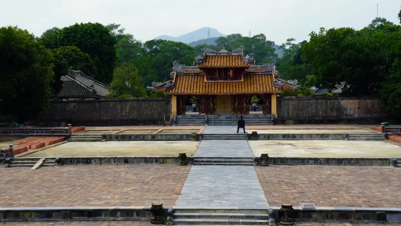 Ming Mang tumba imperial  , Que ver en Hué