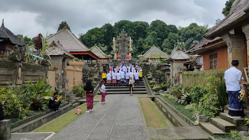 Penglipuran Village gente rezando , hoy viajamos