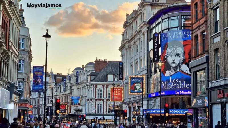 Piccadilly Circus, ruta a pie por Londres, Hoy Viajamos