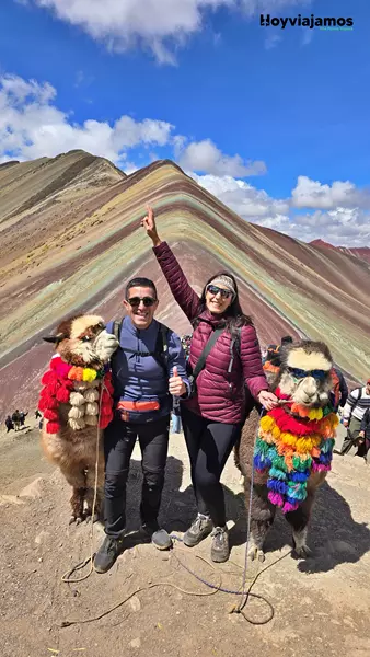 Alpacas en el paisaje de Vinicunca en Perú