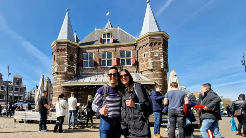 puerta de la ciudad de amsterdam hoy viajamos
