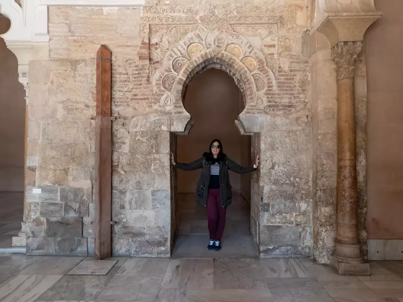 Detalles de arquitectura árabe en el Palacio de la Aljafería
