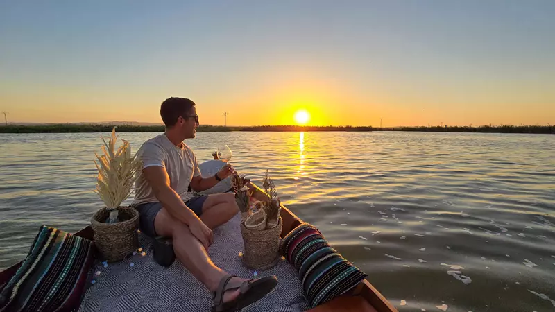 Atardecer en la Albufera y Cata de Vinos Valencianos: Una Experiencia que no te Puedes Perder