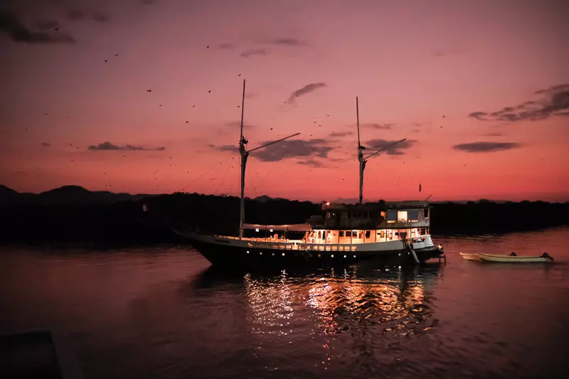 Atardecer en Komodo, ruta por Indonesia