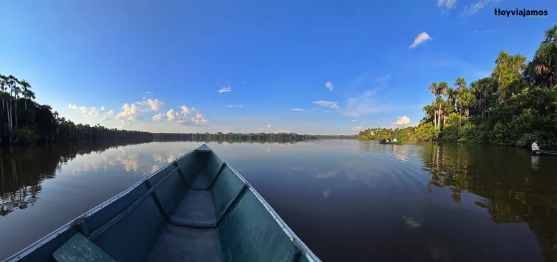 Paisaje del Lago Sandoval rodeado de palmeras y selva tropical en la Reserva Nacional Tambopata, Perú