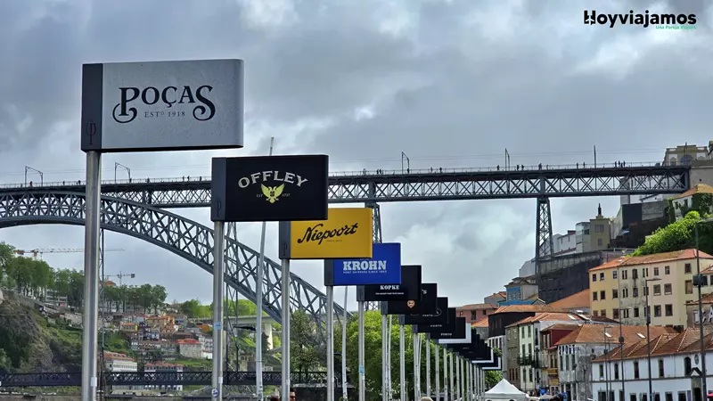 Bodegas en el paseo de Vila Nova de Gaia, ¿Qué ver en Oporto en 2 días? Hoy Viajamos