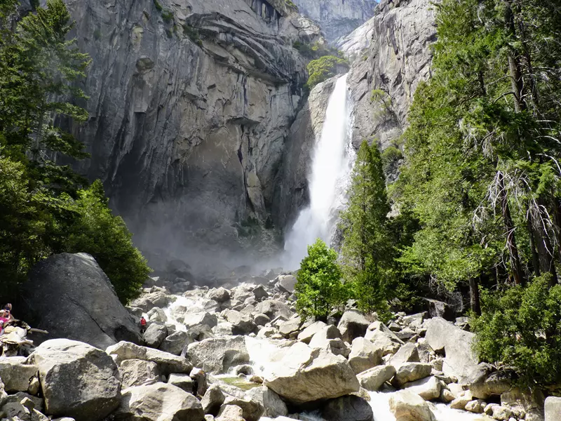 Parecen pequeñas pero no lo son fijaros en la gente, ¿Qué ver en Yosemite en un día?