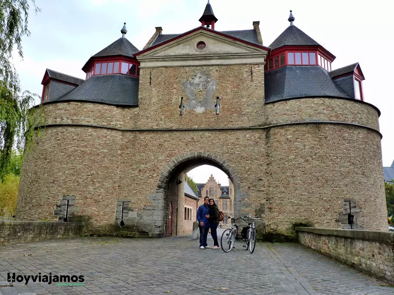 Puertas de la ciudad brujas en bicicleta