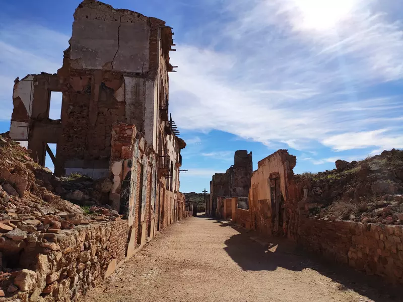 calle principal Belchite viejo hoy viajamos