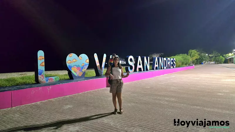 Cartel junto al aeropuerto, ¿Qué ver en San Andrés?