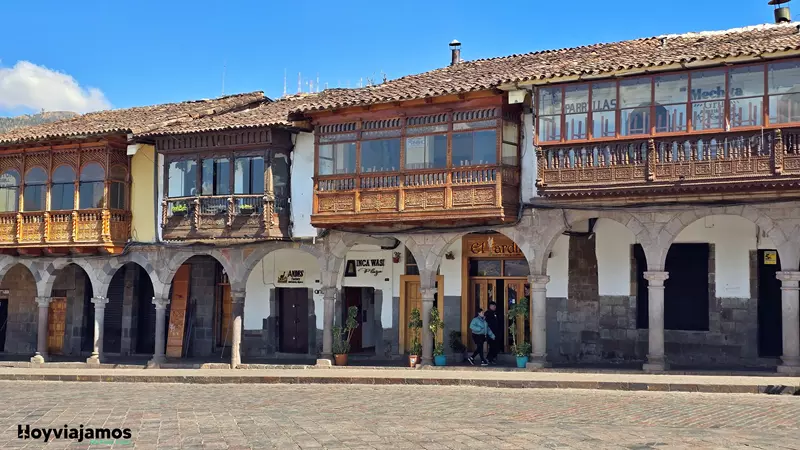 Casas coloniales con balcones en la Plaza de Armas de Cusco