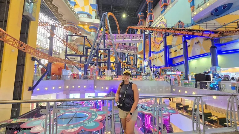 Montaña rusa dentro del centro comercial Berjaya Times Square de Kuala Lumpur