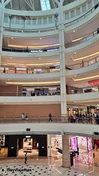 Interior del centro comercial Suria KLCC junto a las Torres Petronas