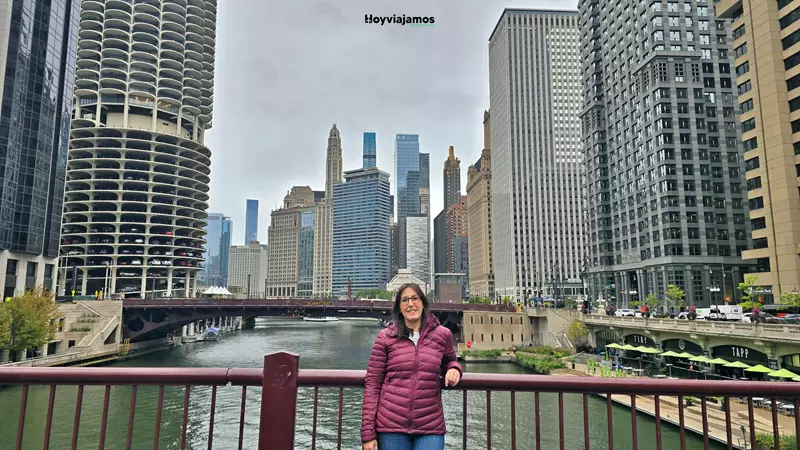 Río Chicago atravesando el centro de la ciudad entre rascacielos, edificios históricos y puentes