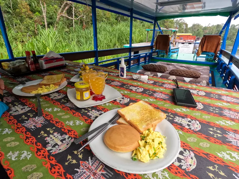 Desayuno de nuestro Klotok por Borneo