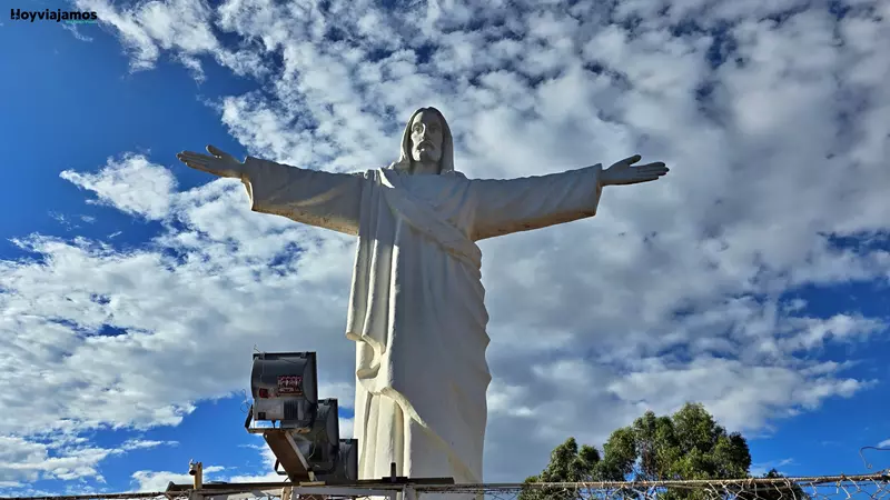 Cristo Blanco situado sobre la ciudad de Cusco