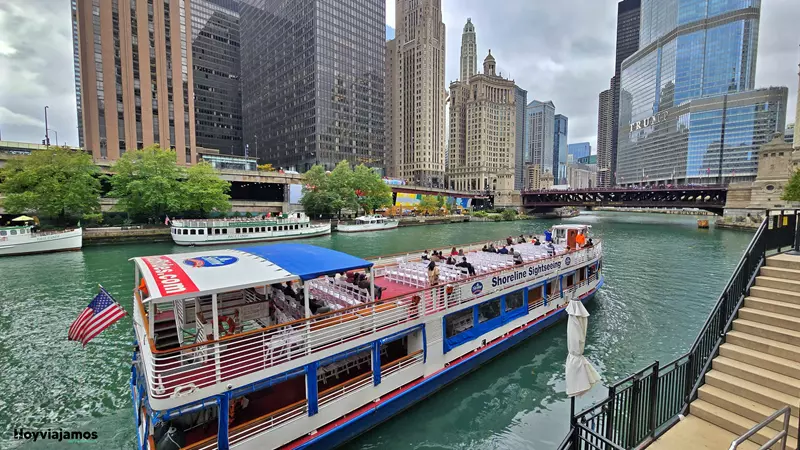 Crucero arquitectónico navegando por el río Chicago entre rascacielos y puentes del centro