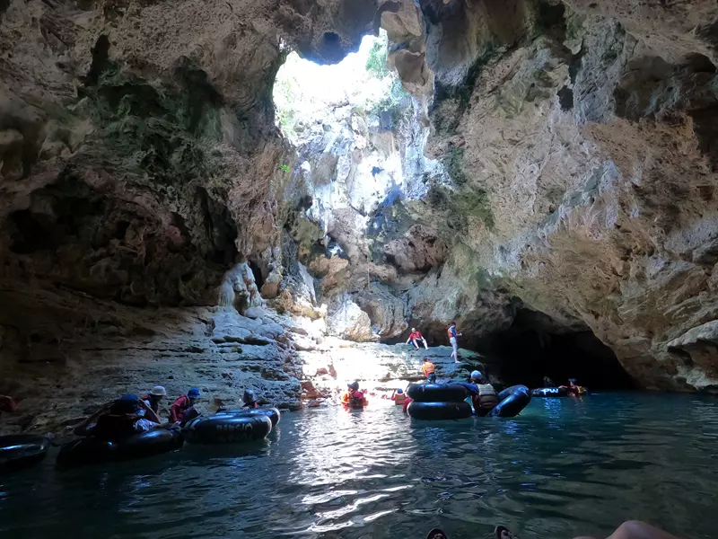 Interior de la Cueva Pindul de Yogyakarta