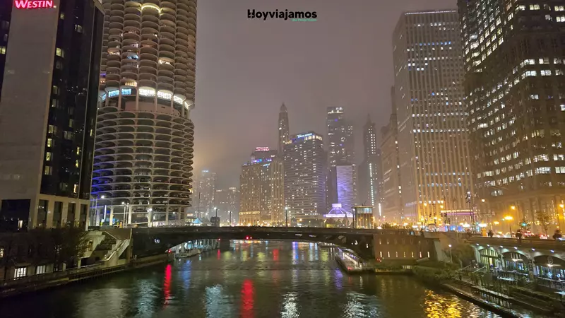 Rascacielos y edificios iluminados de Chicago durante la noche
