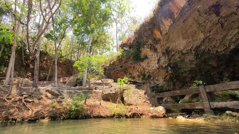 Acceso a la Cueva Pindul de Yogyakarta