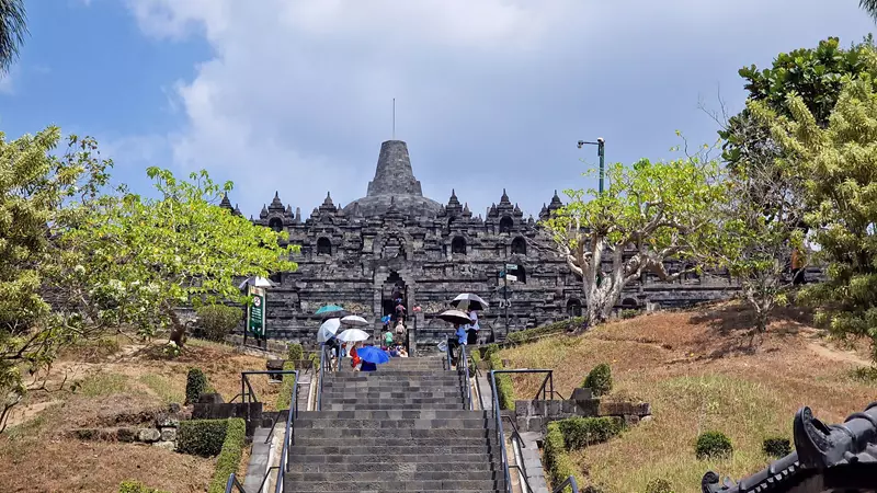 Escaleras acceso Templo de Borobudur