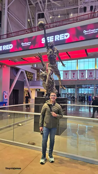 Estatua de Michael Jordan, conocida como The Spirit, en el United Center de Chicago