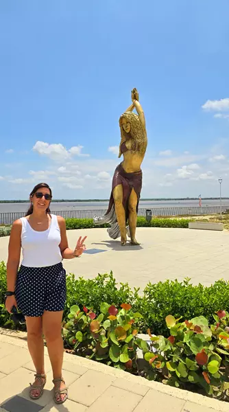 Estatua Shakira, Ruta por Colombia por Libre