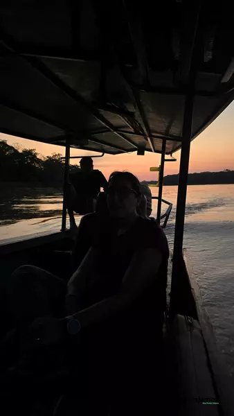 Puesta de sol sobre el río Madre de Dios durante una excursión por la selva de Puerto Maldonado
