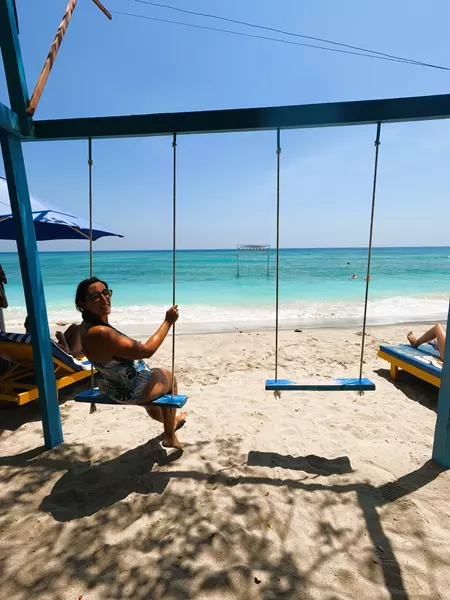 playas y columpios de gili air, hoy viajamos