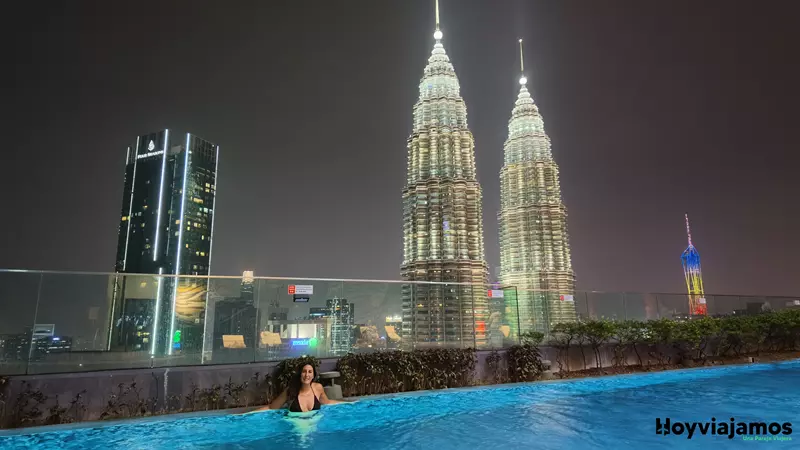Torres Petronas iluminadas de noche desde el hotel Ascott en Kuala Lumpur