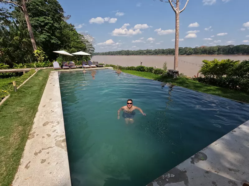 Piscina hotel Enai, Puerto Maldonado, Viaje por Perú