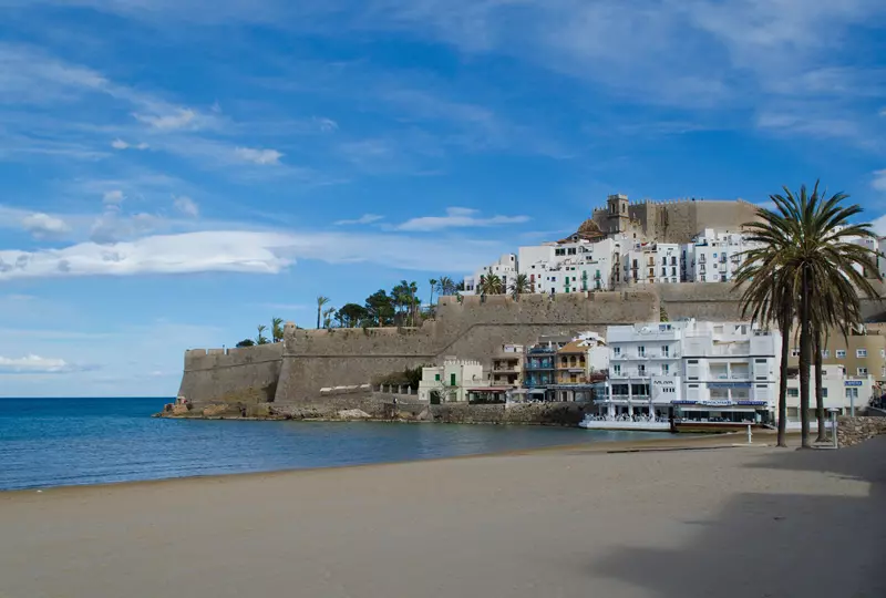 Vista del Castillo de Peñíscola desde la playa 