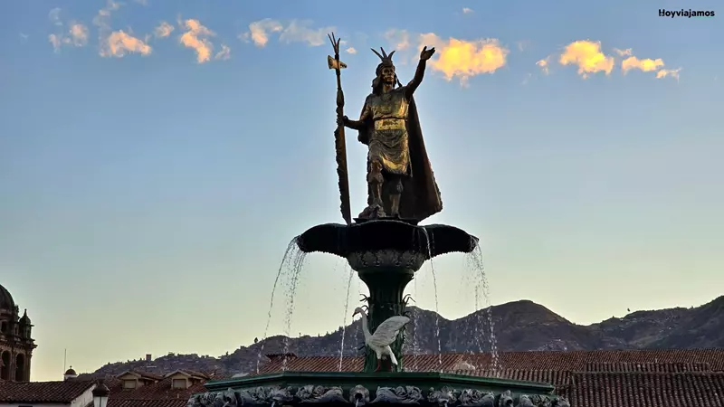 Estatua dorada de un guerrero inca en Cusco, Perú