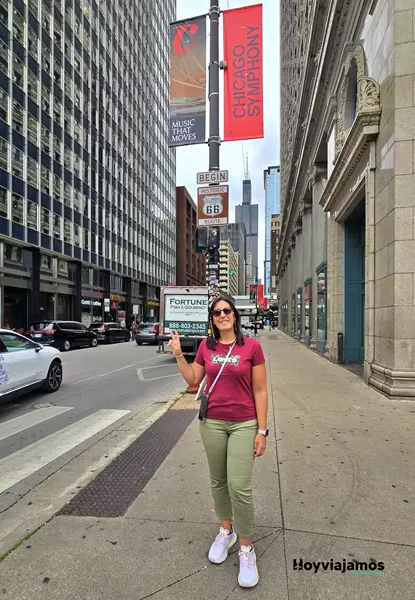 Cartel Historic Route 66 Begin que señala el inicio histórico de la Ruta 66 en Chicago
