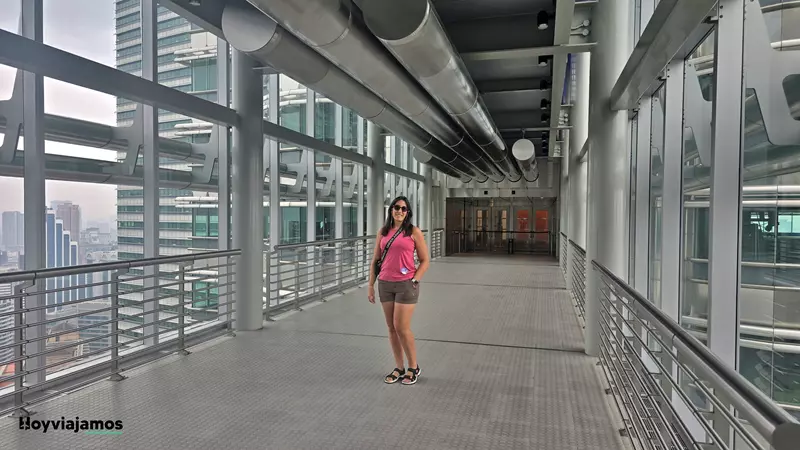 Sandra en el interior del Skybridge de las Torres Petronas