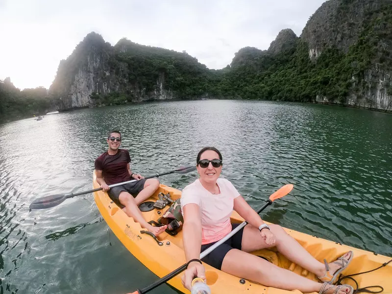 Kayak en la Bahía de Ha Long, Ruta por Vietnam de 15 días