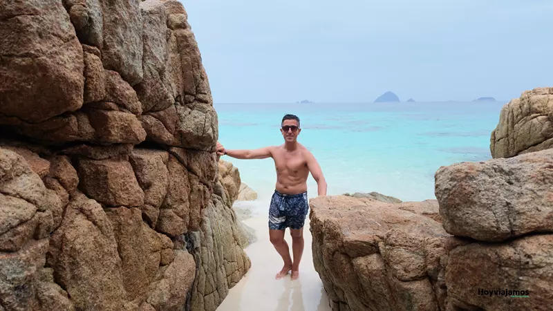 Juanvi disfrutando de una playa de las Islas Perhentian en Malasia