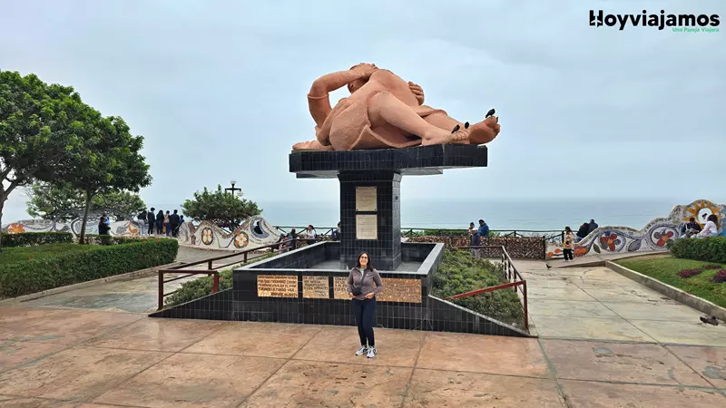 Parque del amor en el Malecón de Lima.