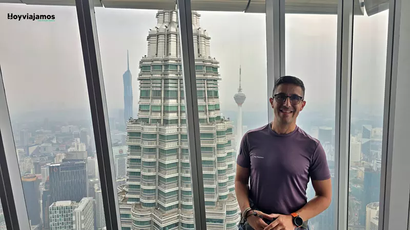 Juanvi con la otra Torre Petronas de fondo desde el interior del mirador