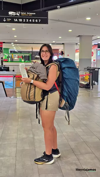 Sandra con las mochilas durante nuestro viaje por Malasia