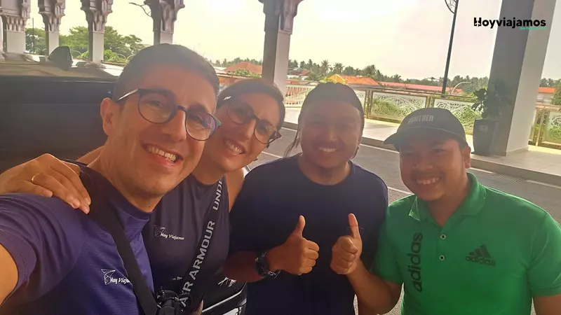 Juanvi y Sandra con Hanizan, nuestro chófer durante la ruta por Malasia