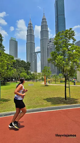 Sandra corriendo por un circuito de running en Kuala Lumpur