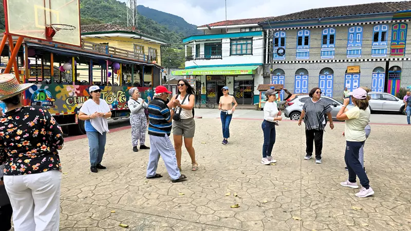 gente de pijao bailando, hoy viajamos