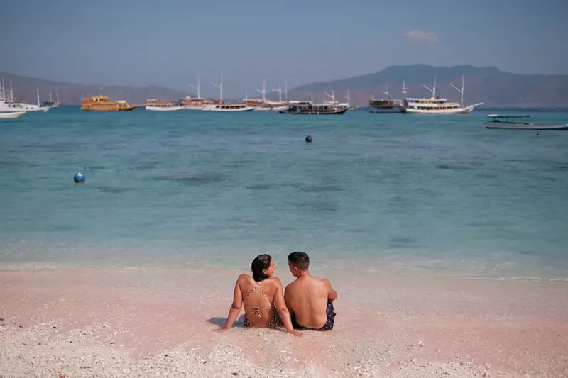 Pink Beach, Ruta por Indonesia