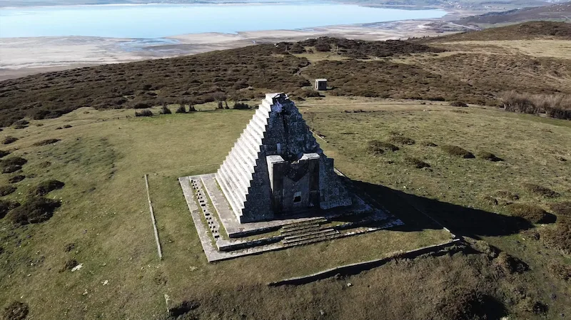 Pirámide de los Italianos, Única Pirámide en España